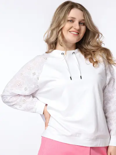 Свитшот свободного кроя с английской вышивкой